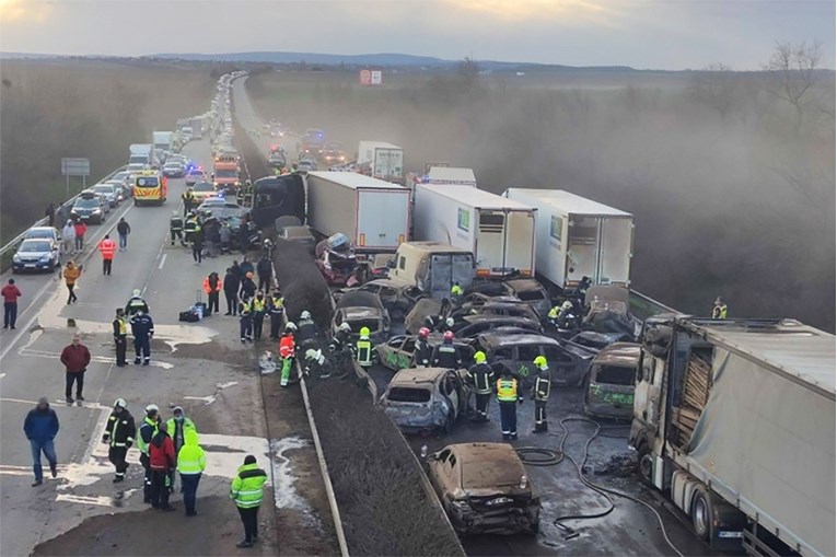 Aksident zinxhiror mes 5 kamionëve dhe 37 veturave në Hungari, dhjetëra të lënduar
