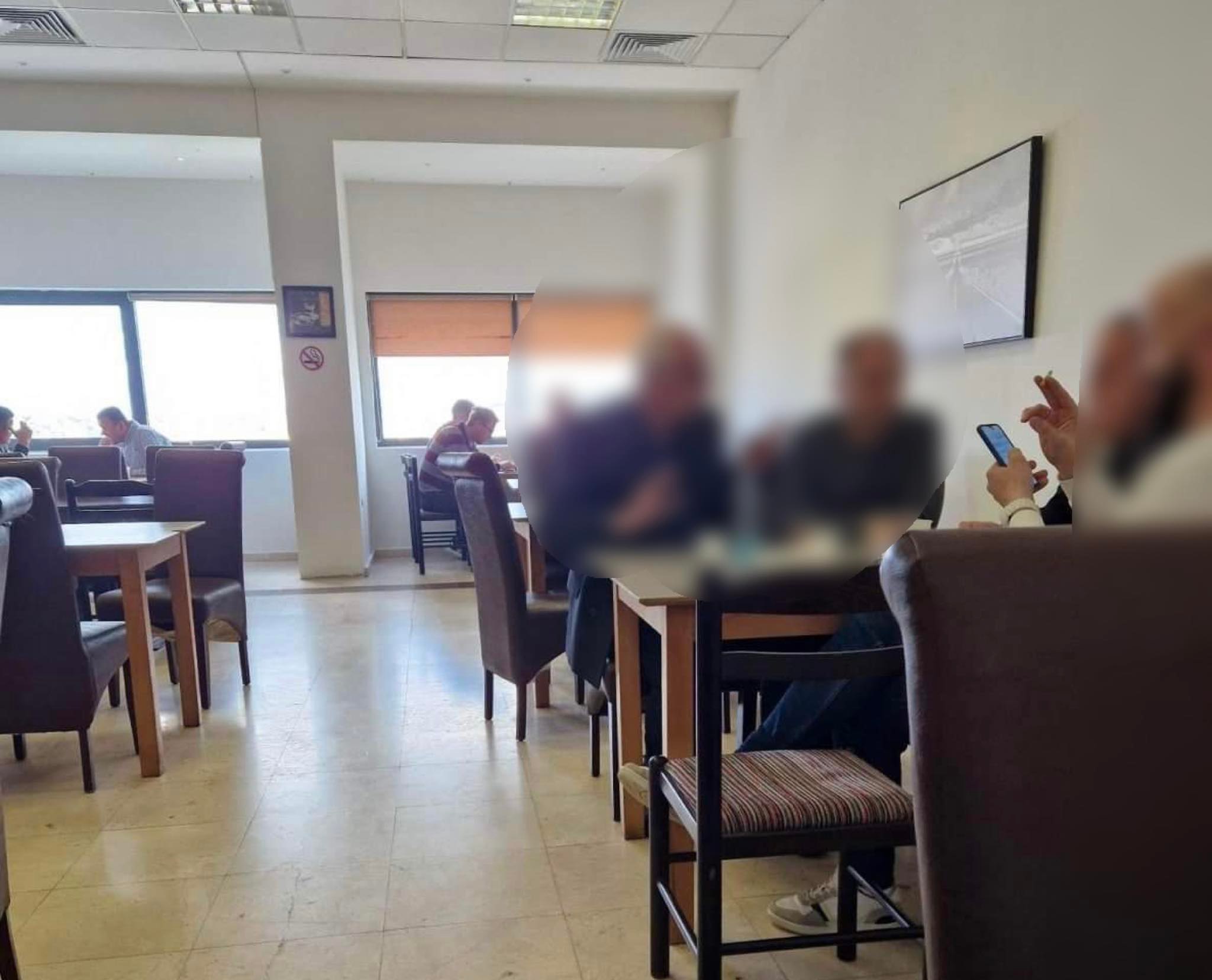 Ligji i “Pecit” si llastiku, brenda një lokali në Prishtinë vazhdon të pihet duhani