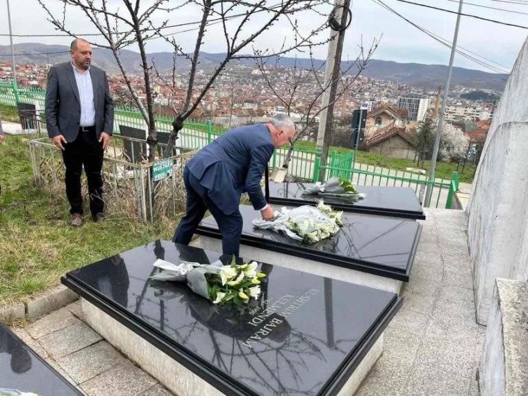 Në 24-vjetorin e vrasjes, LDK kujton avokatin Bajram Kelmendi dhe dy djemtë e tij