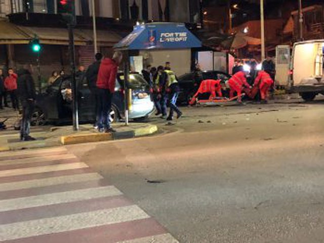 Aksident i rëndë në Tiranë: Përplasen 2 makina, 4 të lënduar