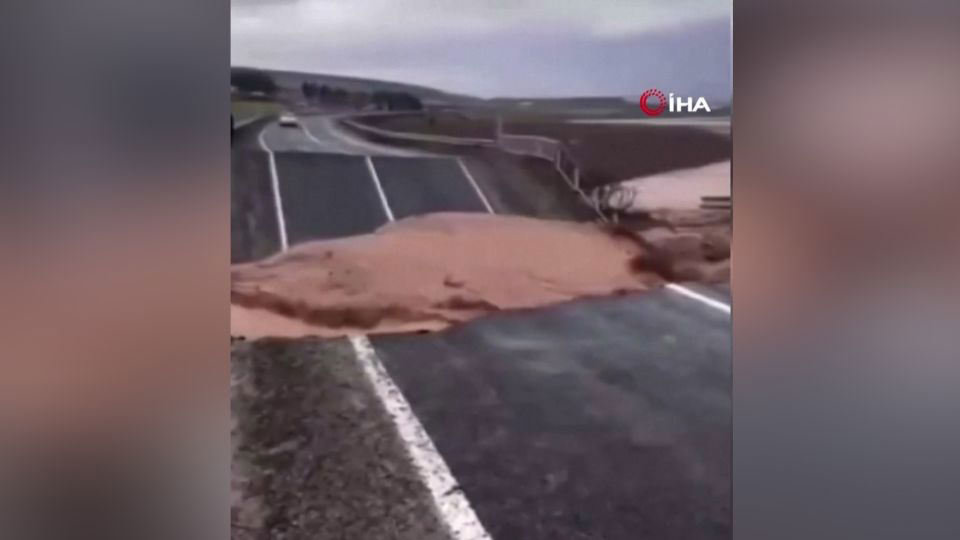 Turqi, pamje kur rruga ndahet në dysh dhe përpihet nga përmbytjet e fuqishme