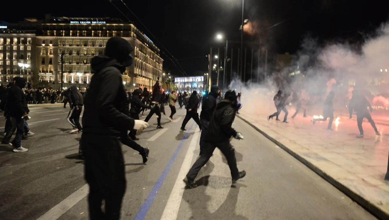 Aksidenti tragjik me 57 viktima/ Protestë e dhunshme në disa qytete greke, studentët përplasen me policinë