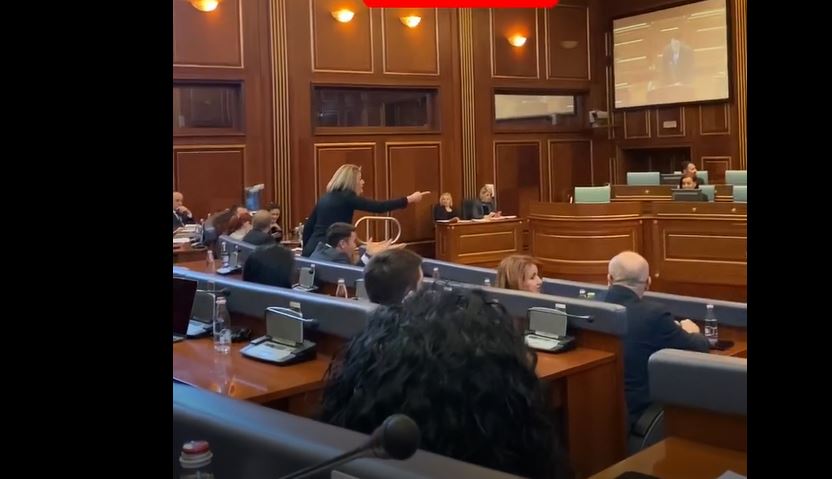 “Siklet, siklet”, Mustafa i LDK-së shpërndan video nga Kuvendi: Po vlon pushteti