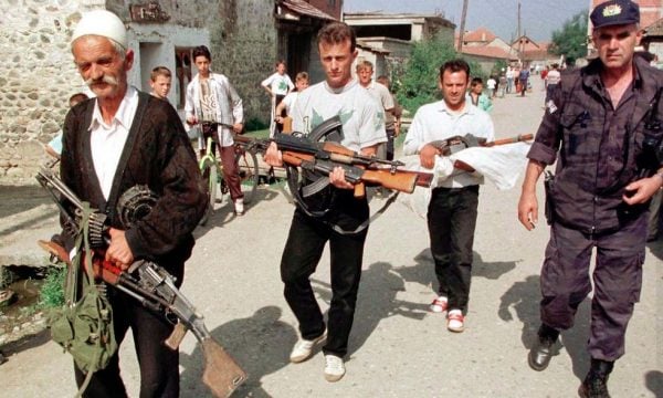 Pamje nga viti 1998, kur serbët i dhanë ultimatum kosovarëve t’i dorëzojnë armët