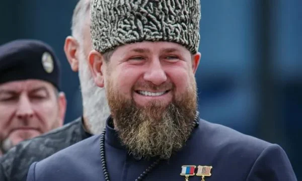 Kadyrovi i Çeçenisë: Do të ndihmojë Moskën “të luftojë deri në fundin fitimtar”
