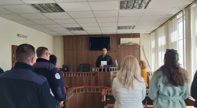 Gjykata e dënon me një vit e gjysmë burgim personin që u zhvesh para tri të miturave në Gjakovë