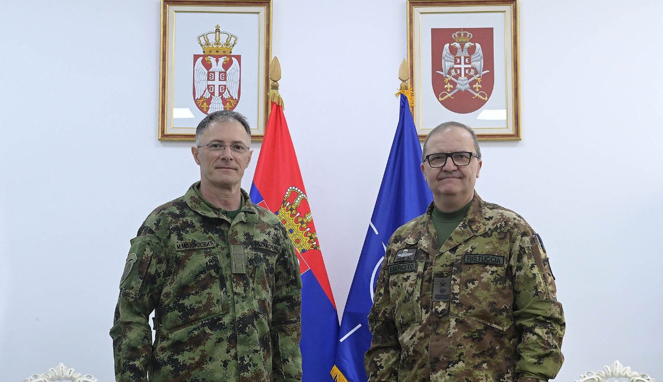 Komandati i KFOR-it bisedon me shefin e ushtrisë serbe 