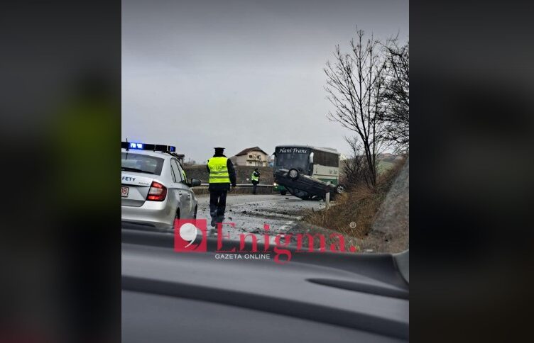 Rrokulliset vetura në Novobërdë, lëndohen dy persona