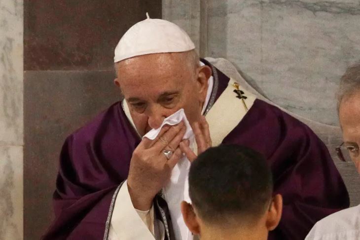 Papa Françesku po trajtohet në spital për infeksion të frymëmarrjes