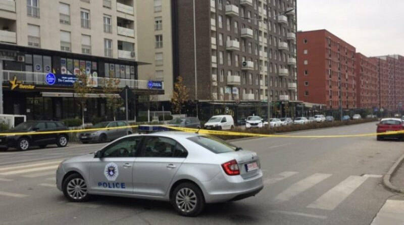Policia ndal veturën që bëri shkelje në trafik në Prishtinë, pasagjeri e bën për spital zyrtarin policor