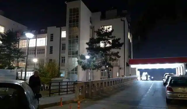 Lëndohet një person në vendin e tij të punës në Prizren, dërgohet me urgjencë në spital
