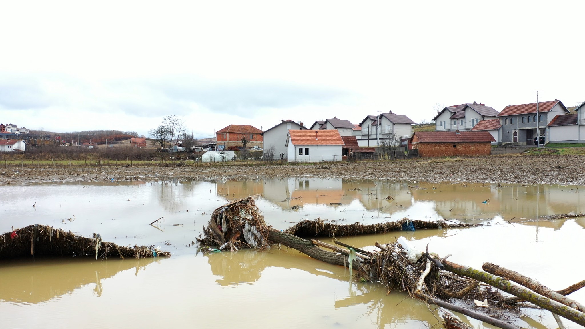 Paralajmërohen vërshime, mbrëmë uji mbuloi disa vende në Kosovë