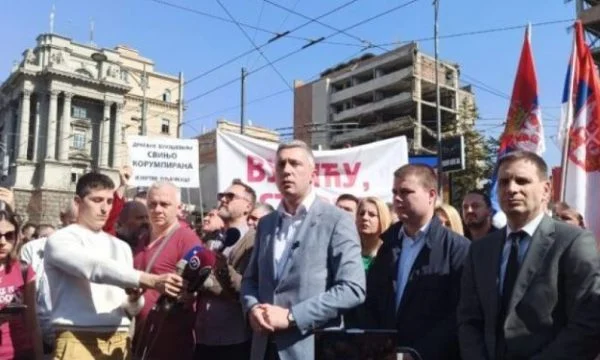 ‘’Jep dorëheqje, jo kapitullimit’’: Serbët protestojnë kundër Vuçiqit në Beograd