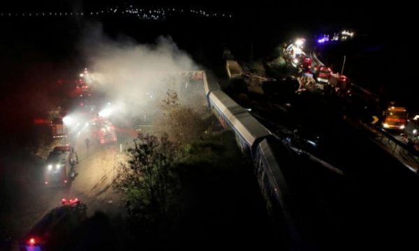 Momenti i përplasjes së dy trenave në Greqi