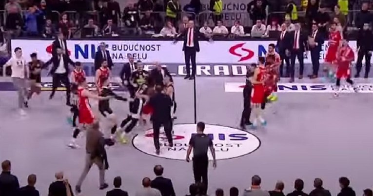 Tjetër skandal në Serbi | Rrahje masive mes basketbollistëve pas përfundimit të ndeshjes