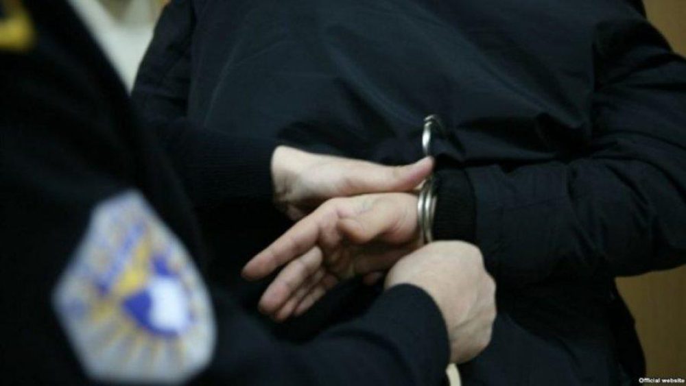 Policia ndjek të riun në Vushtrri, posa kapet i gjejnë 12 qese me drogë