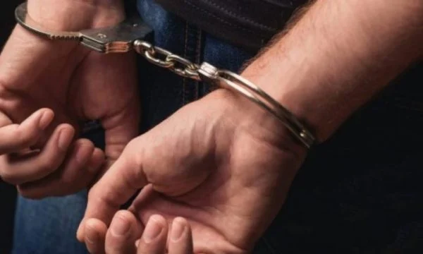 Gjilanasi arrestohet pasi tentoi  t’i sulmoj babanë, nënën dhe motrën