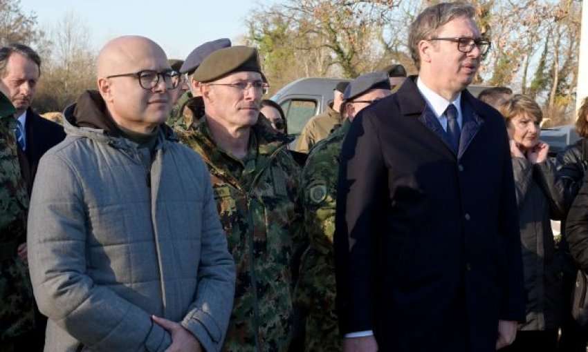Ministri serb i Mbrojtjes i frikësuar: Po rritet presioni ndaj Serbisë për Kosovën