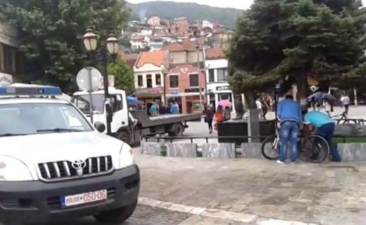 Rrahja masive mes dy familjeve në Prizren: Pamje, se si u përfshinë në përleshje 15 persona