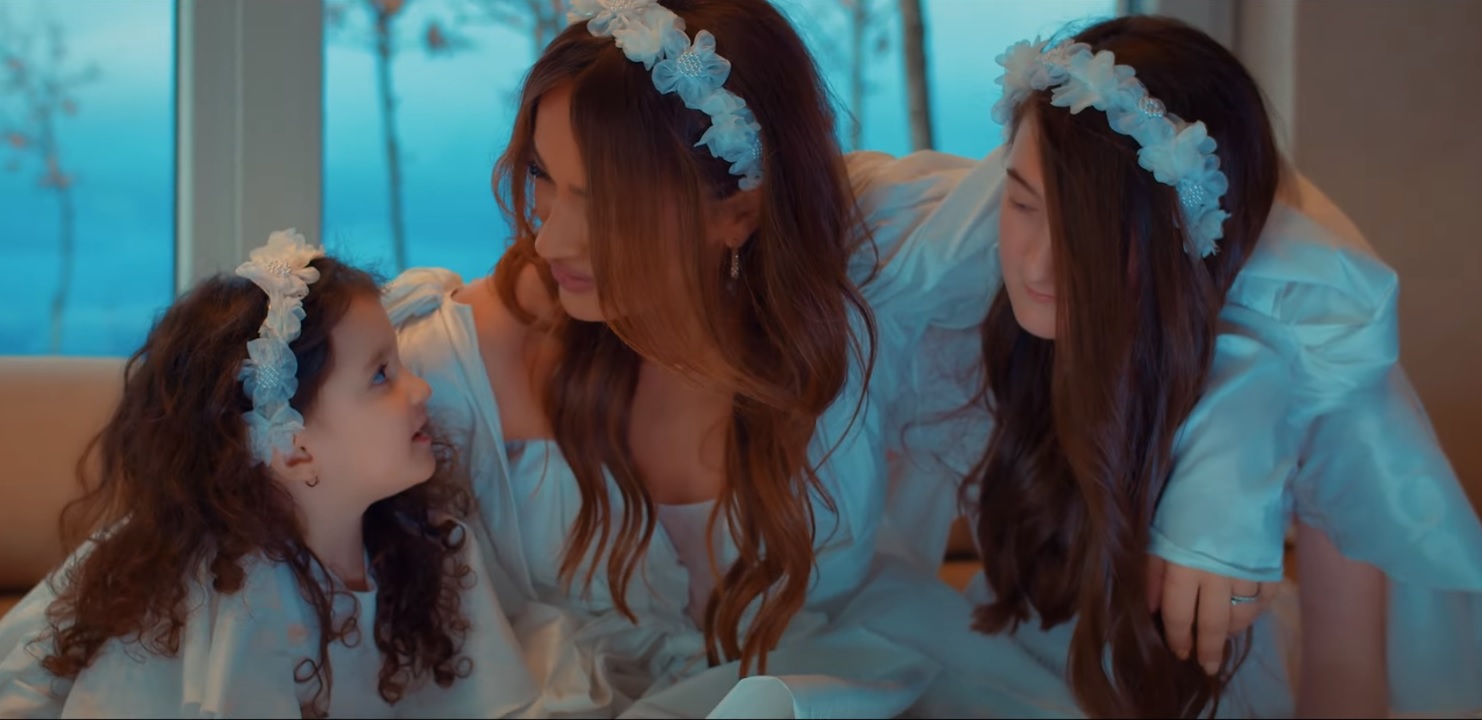 Dafian Dauti publikon këngën e re kushtuar vajzave të saj
