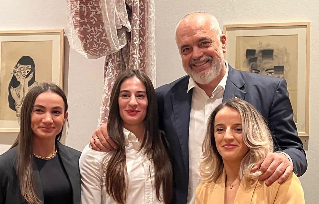 Edi Rama pozon me tri vajzat e arta të Kosovës