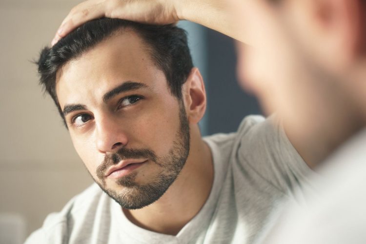Ekspertët japin detaje, çka e shkakton rënien e flokëve te burrat?