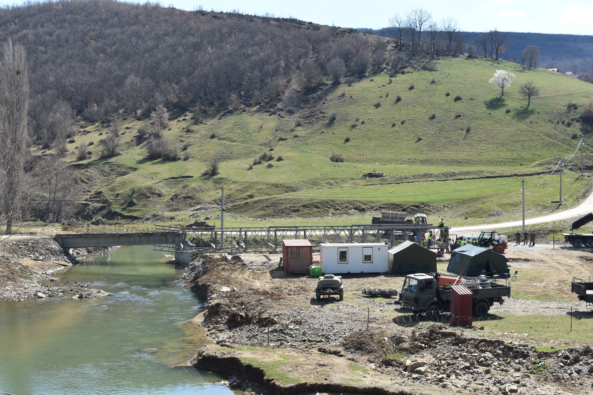 Ekipet e FSK-së nisin ndërtimin e urës që u prish gjatë vërshimeve në Skenderaj