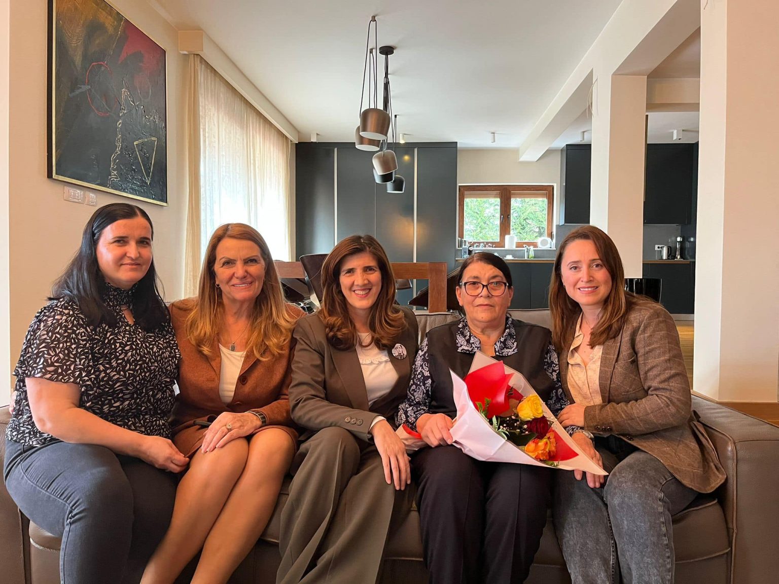 Deputetet Musliu dhe Kadriaj vizitojnë nënën e Ramush Haradinajt për Ditën e Gruas
