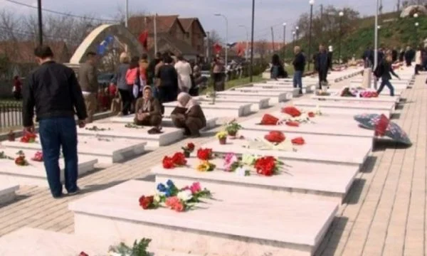 “Nuk kemi shenja të të pagjeturve”, në Rahovec përkujtohen masakrat e regjimit serb një ditë pas hyrjes së NATO-s