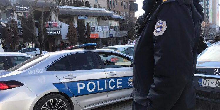 “Tanve kom me iu vra” – I riu në Podujevë kërcënon dhe sulmon policët që e gjobitën për prishje të rendit dhe qetësisë