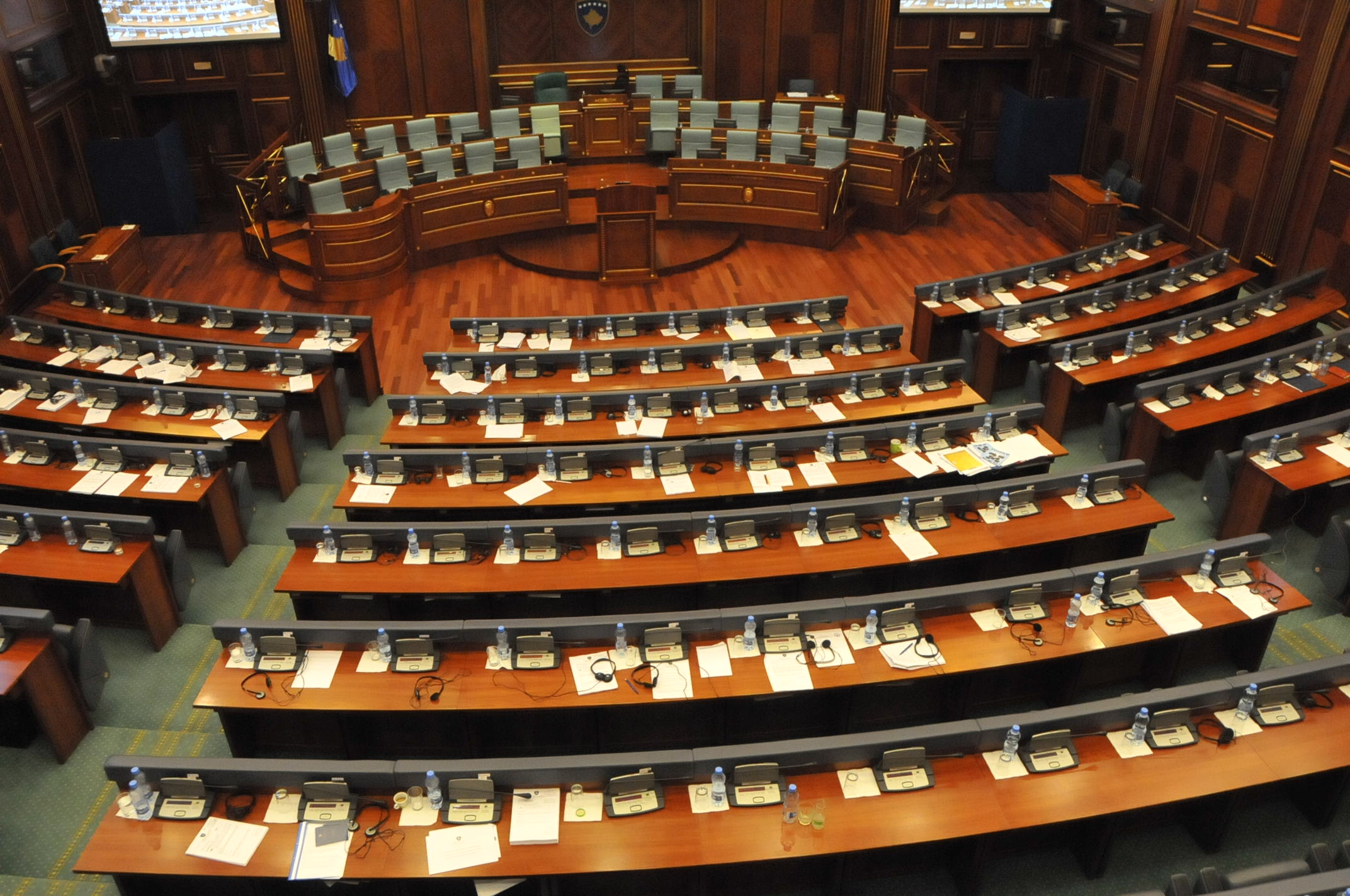 Deputetët e opozitës e lëshojnë seancën e Kuvendit, nuk u votuan dy mocione