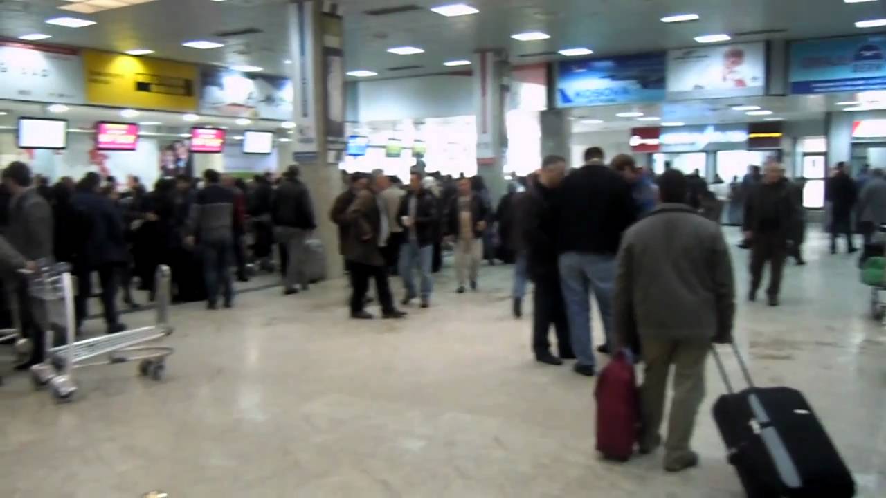 Punëtorët e ‘Eurocar’ i hyjnë dajak rreshterit policor në Aeroportin e Prishtinës, e bëjnë për spital