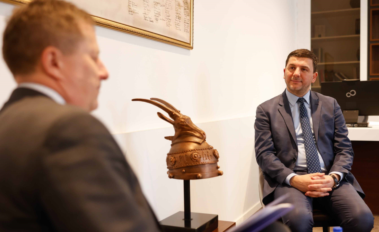 Shefi i zyrës së BE-së takohet me Krasniqin, temë mbështetja e implementimit të marrëveshjes