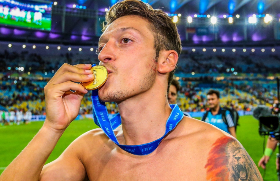 ZYRTARE: Mesut Özil pensionohet nga futbolli në moshën 34-vjeçare