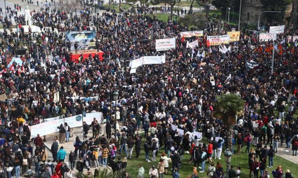 Tragjedia në Greqi, protestuesit mbushin sheshet