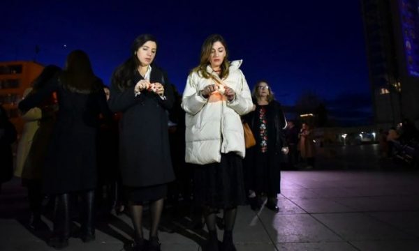 Ndizen qirinj në kujtim të 66 viktimave të femicidit në Kosovë