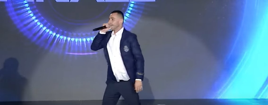 Stresi e këndon për herë të parë në publik këngën e re “Kosovë, Shqipëri” (VIDEO)