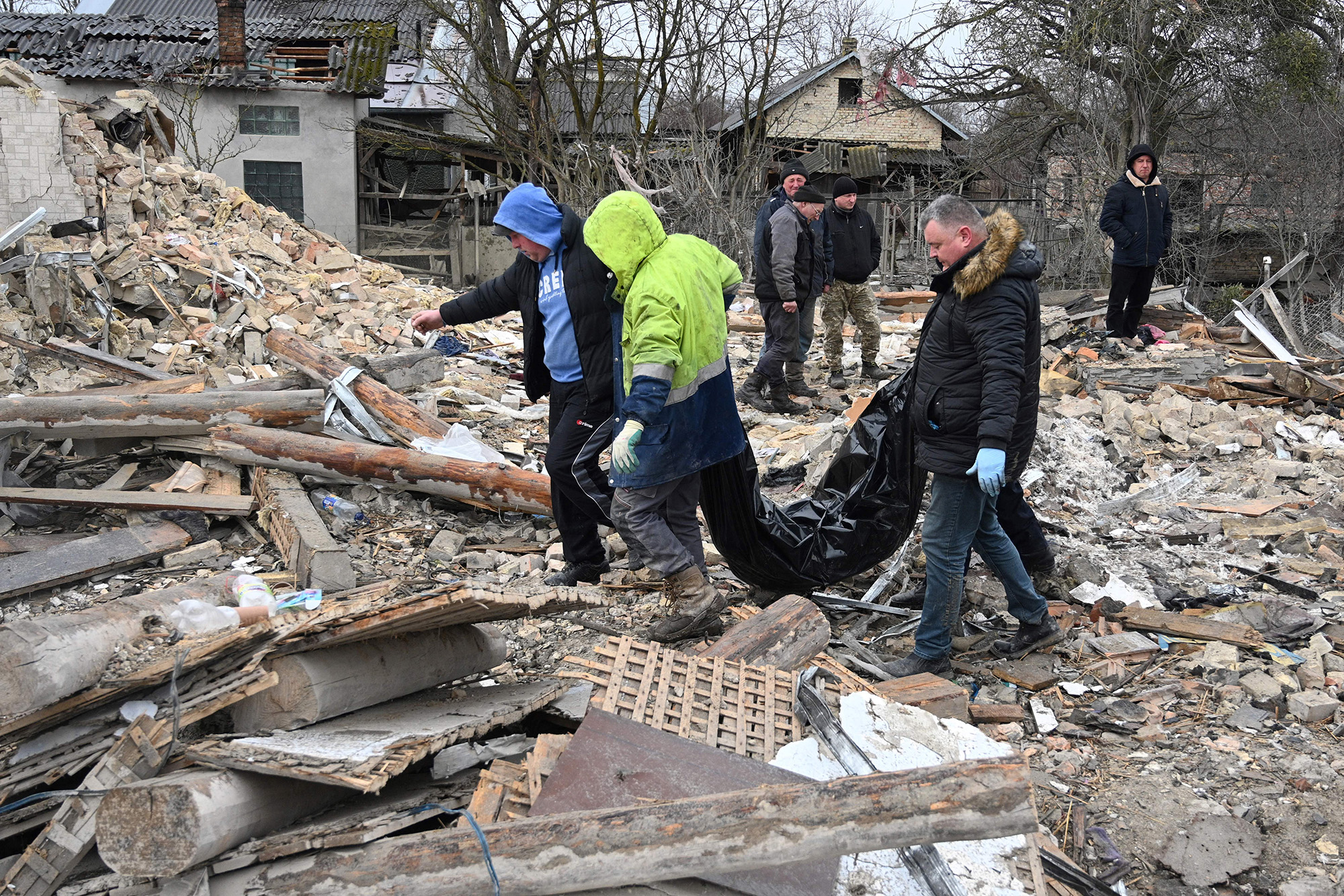 Pamje të dhimbshme nga evakuimet në Ukrainë mes bombardimeve dhe frikës nga ripushtimi
