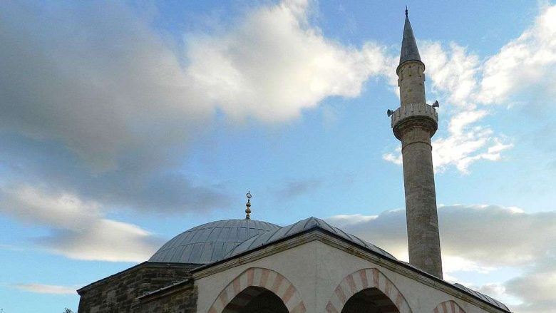 Imami nga Fushë Kosova thotë se sulmua fizikisht pas Namazit të Teravive