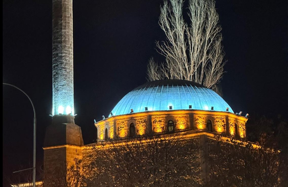 BIK: Pas një dekade sonte u përurua xhamia e çarshisë në Prishtinë