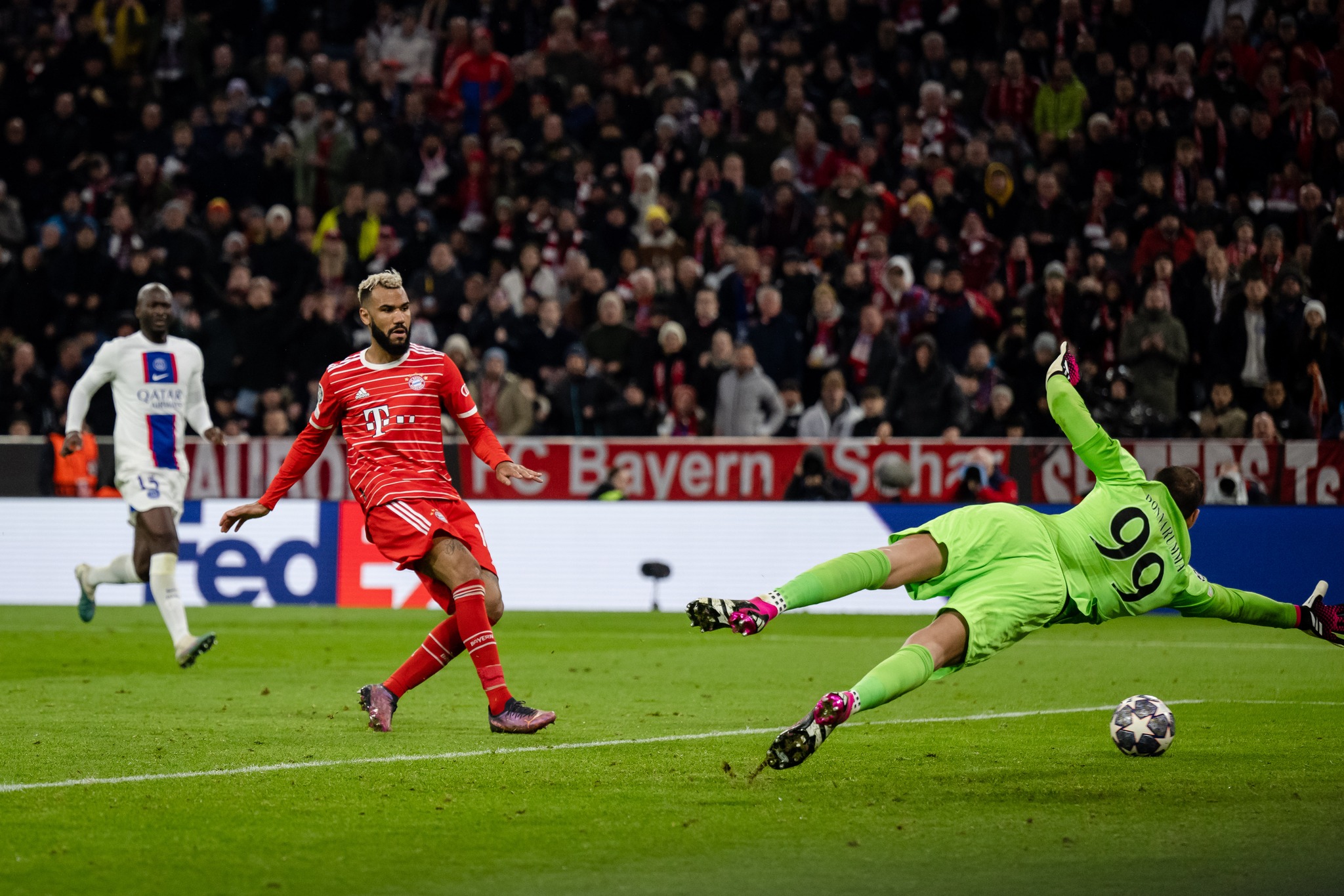 Bayerni fiton me lehtësi ndaj Parisit të Mbappes e Messit dhe kualifikohet në çerekfinale