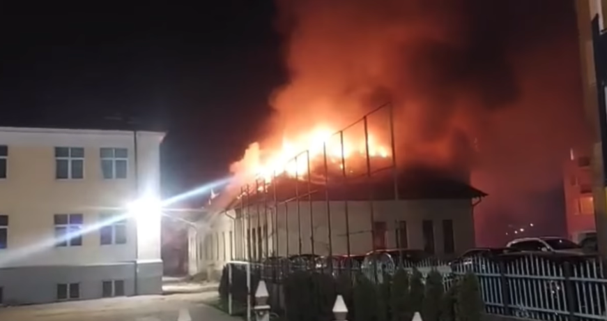 Përfshihet nga zjarri gjimnazi i parë në Ferizaj, pamje nga vendi i ngjarjes