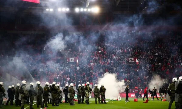 Tifozët e Olympiacosit shkaktojnë trazira në fushë pas humbjes nga AEK-u, duan t’i rrahin lojtarët e tyre!