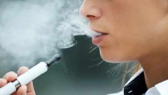 Ylli i TikTok-ut tregon problemet e rënda që i shkaktoi cigarja elektronike