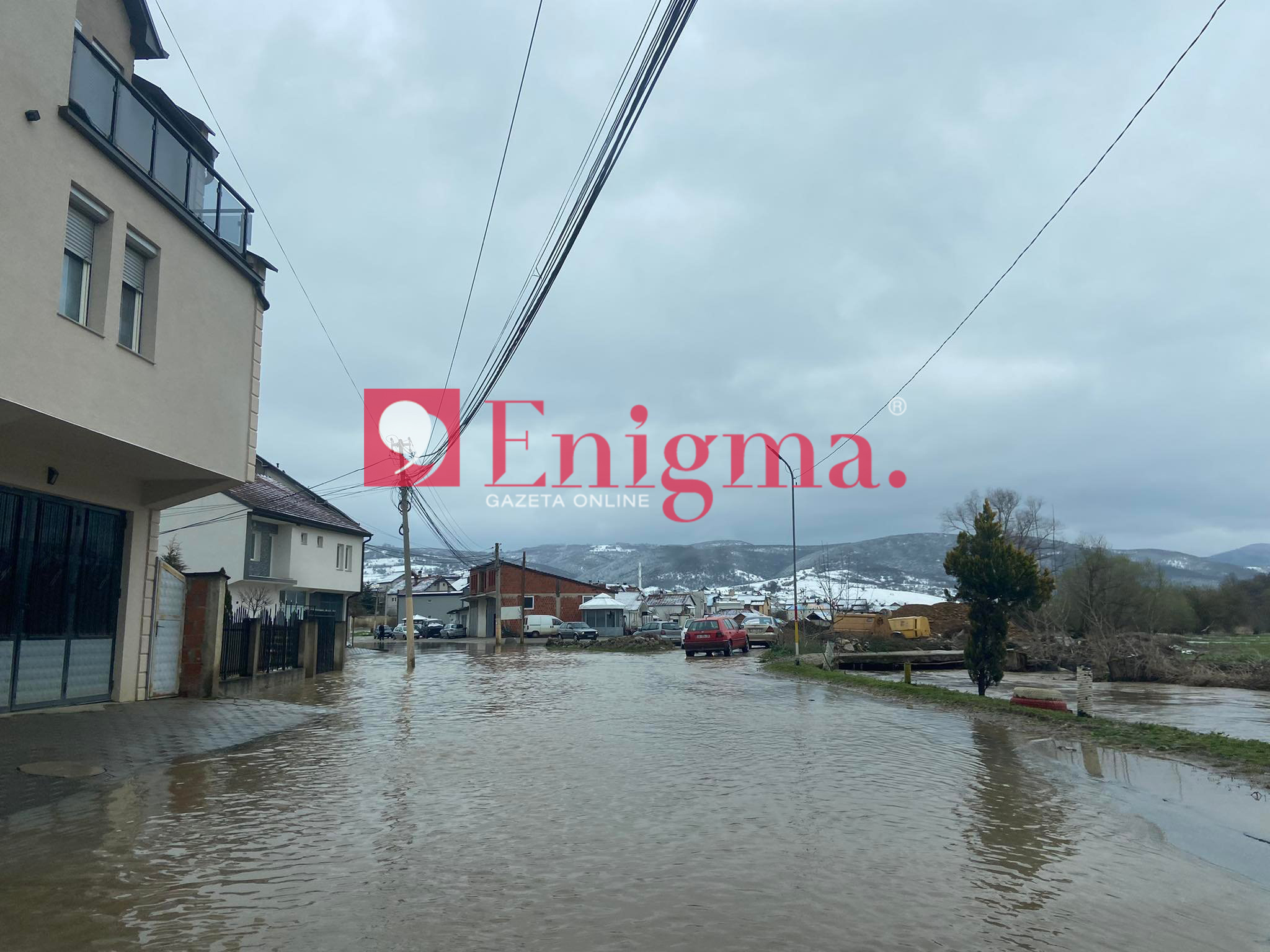 Të reshurat e shiut e bëjnë pothuajse të pakalueshme rrugën Gjilan – Malishevë