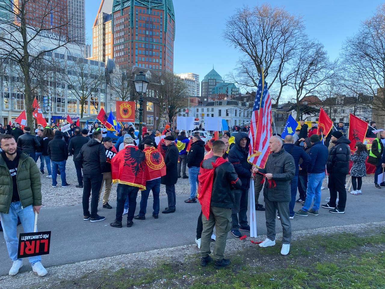 Pamjet e fundit të protestuesve nga sheshi i Hagës, qindra shqiptarë në mbështetje të ish-krerëve të UÇK-së