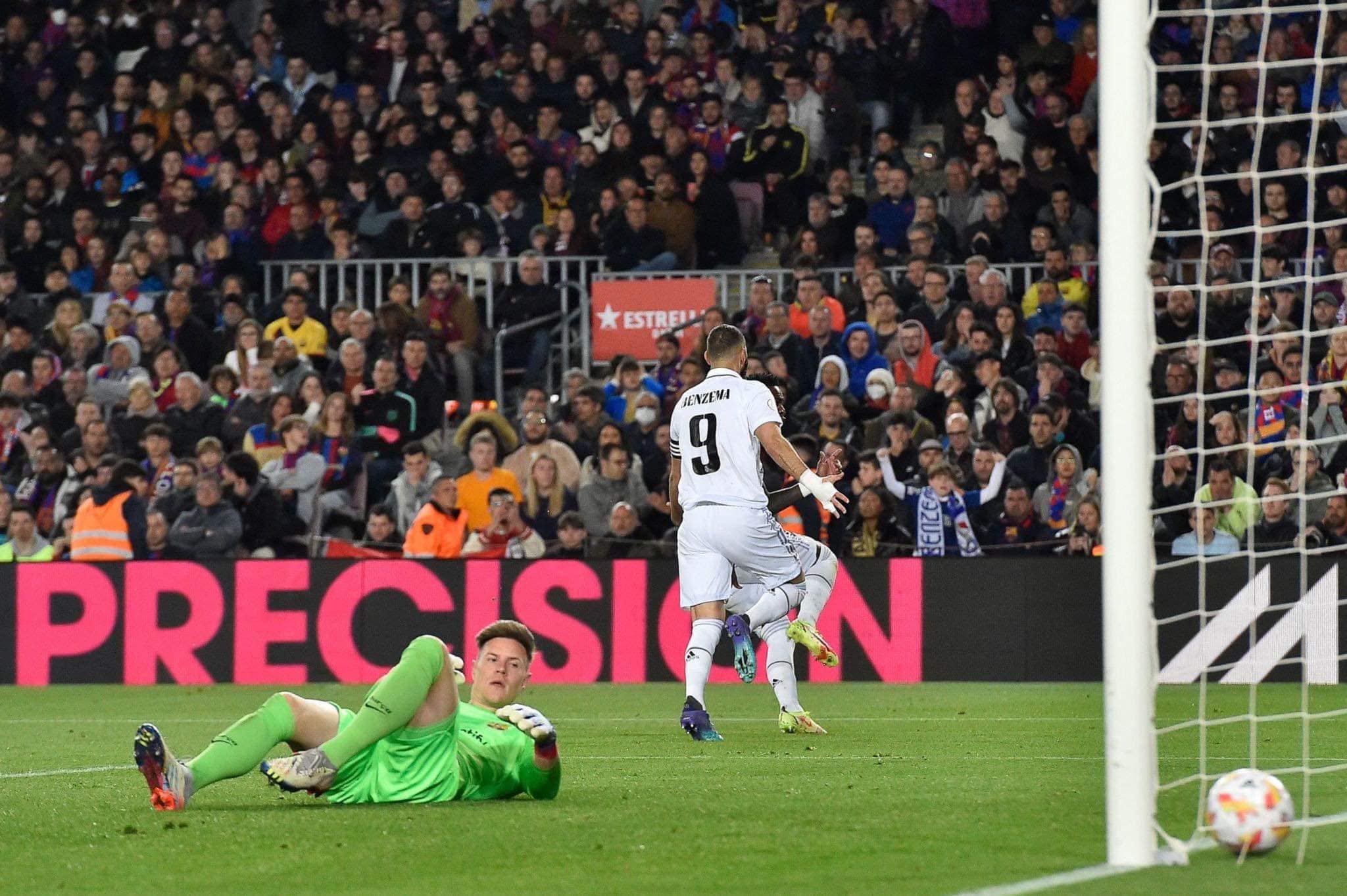 Real Madrid ia gërrdit futbollin Barcelonës midis Camp Nou