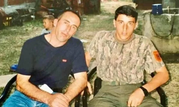 Haradinaj përkujton vëllain e tij Enverin: Vazhdojmë të jetojmë me kujtimin për ty