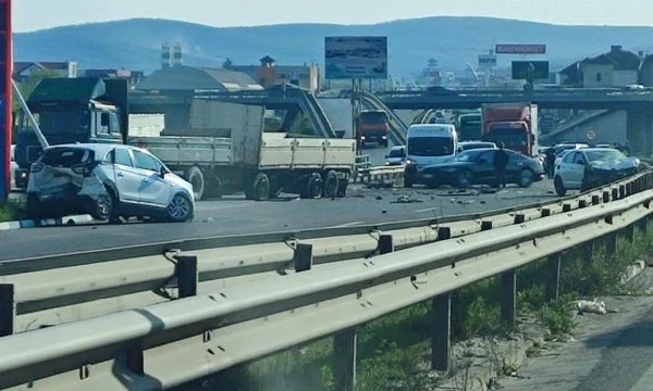 Aksident i rëndë trafiku në Komoran, përfshihen disa automjete