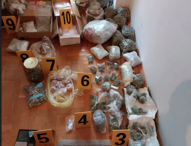 Policia gjen narkotikë në banesën e një prishtinasi, marihuanë, kokainë dhe ekstazi